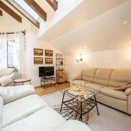 아파트 5401 Grosszuegige Dachgeschoss-wohnung Mit Parkettboden Und Balkon - Moderne Und Helle Gestaltung 불페라